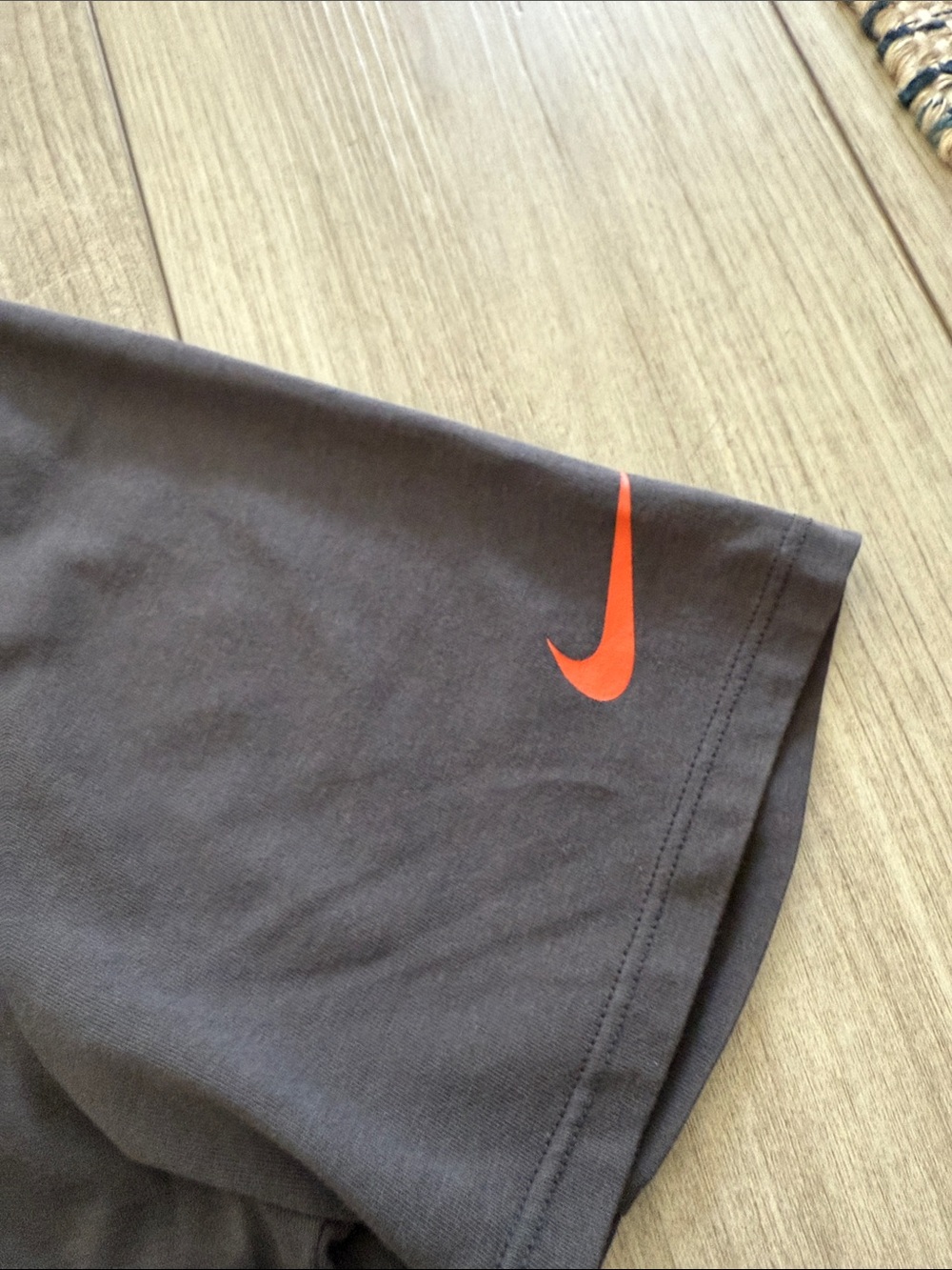 Nike Men’s Dark Gray Short Sleeve Tee with Orange Denver Broncos Emblem Large - Picture 2 of 4
